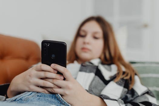 Ado scrollant sur son téléphone, écrans et dopamine