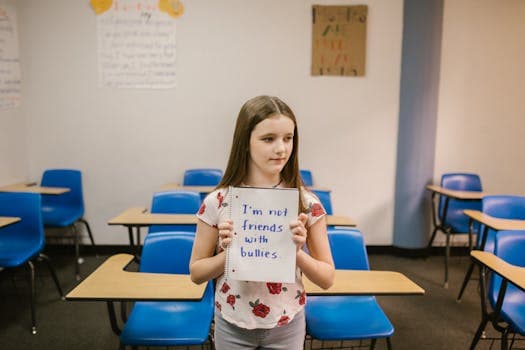 Élève seul dans un espace scolaire