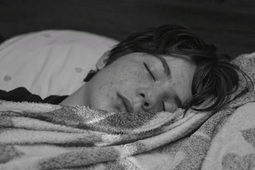 Adolescent en train de dormir, neurosciences du sommeil ado