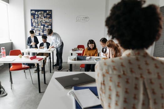 Enseignant qui prend le temps d'écouter une élève