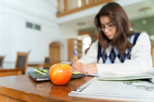 Lycéen qui révise avec une méthode claire