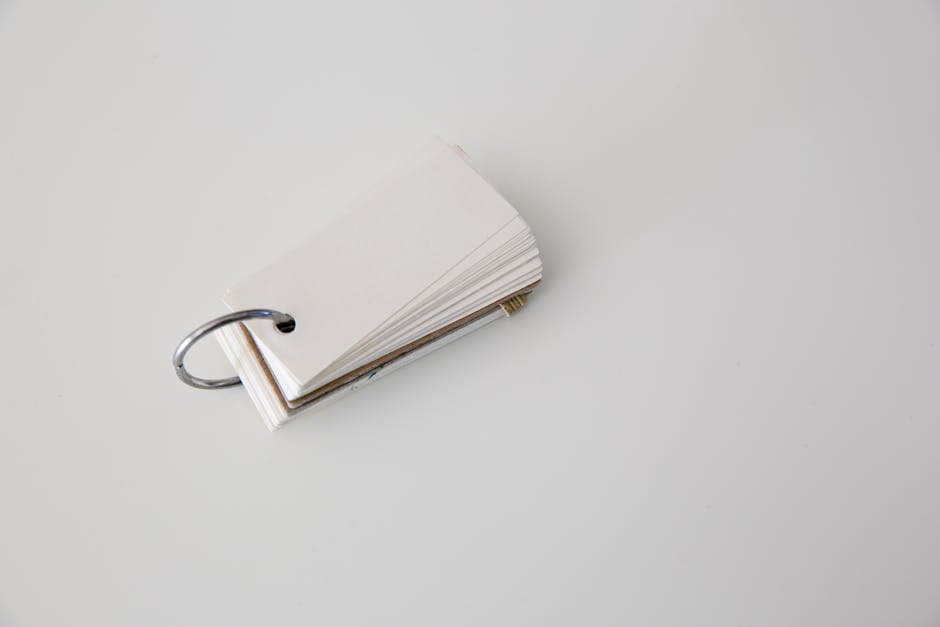 Lycéenne révise avec des flashcards