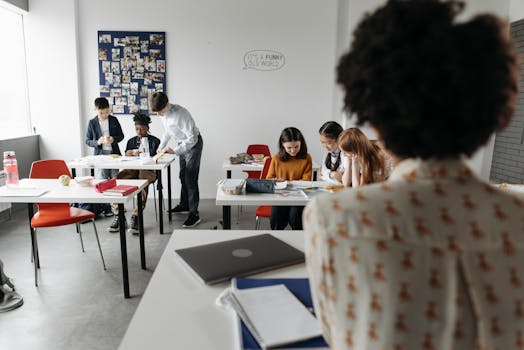Enseignant qui prend le temps d'écouter une élève